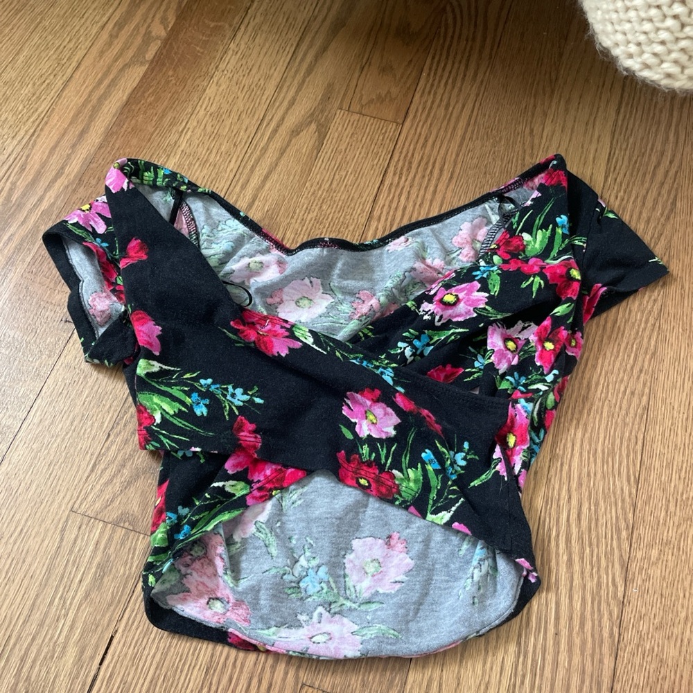 black and pink floral crop top in good condition size: m